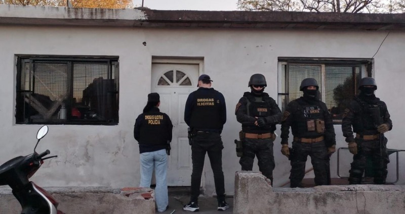 Dos allanamientos y un aprehendido por venta de droga